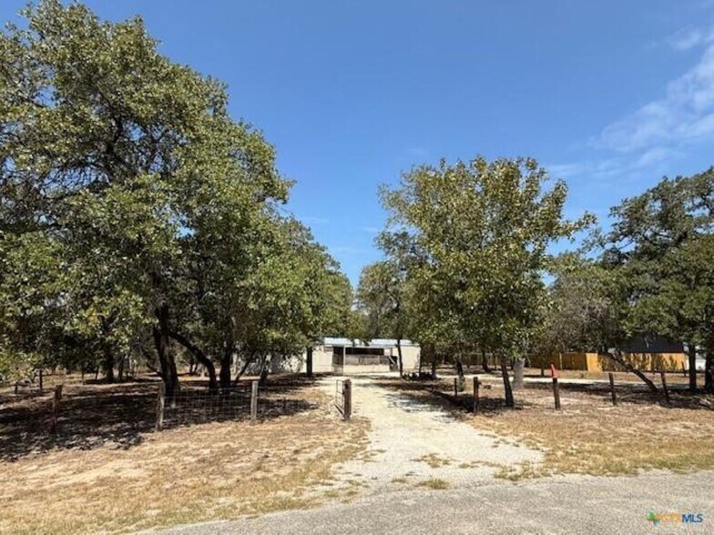 263 Hickory Hill Dr, La Vernia, TX à vendre - Photo du bâtiment - Image 2 de 5
