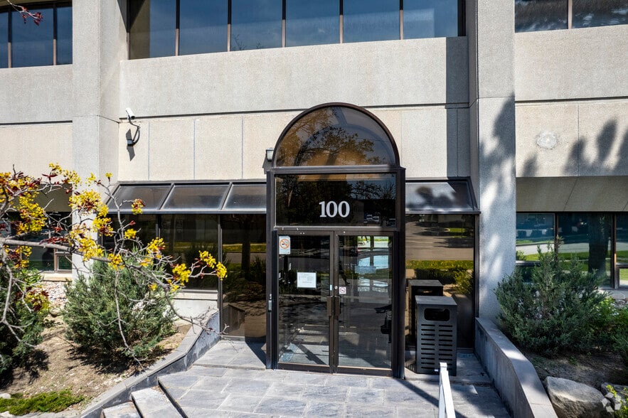 100 Tempo Ave, Toronto, ON à louer - Photo du bâtiment - Image 3 de 5