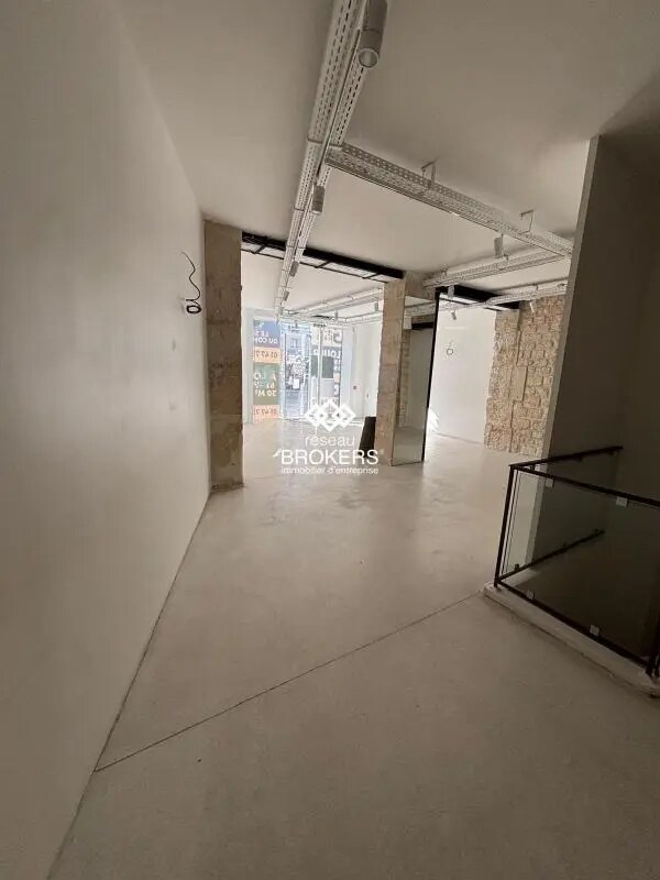 Retail in Paris for lease Interior Photo- Image 1 of 4