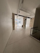 Retail in Paris for lease Interior Photo- Image 1 of 4