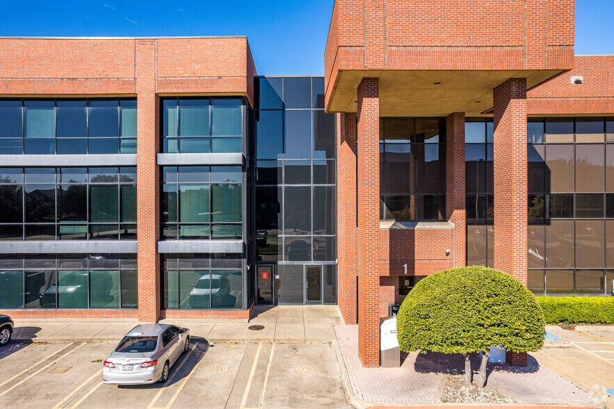 1701 N Collins Blvd, Richardson, TX à louer - Photo du bâtiment - Image 2 de 24