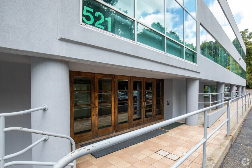 521 Route 111, Hauppauge, NY à louer - Photo du bâtiment - Image 3 de 6