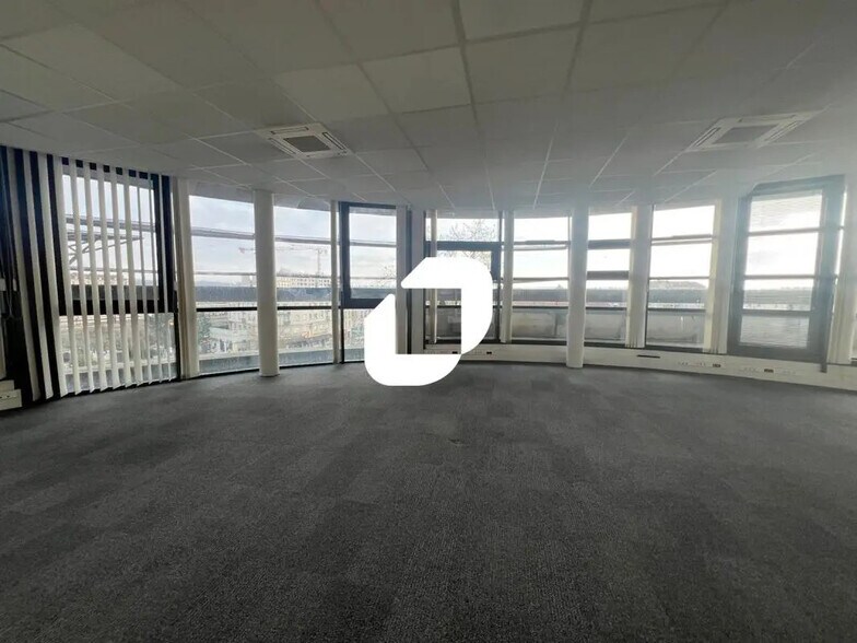 Office in Melun for sale - Building Photo - Image 2 of 10