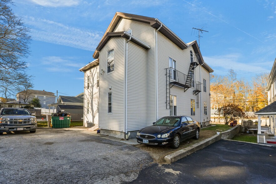 79 Hamlet Ave, Woonsocket, RI à vendre - Photo du bâtiment - Image 3 de 17