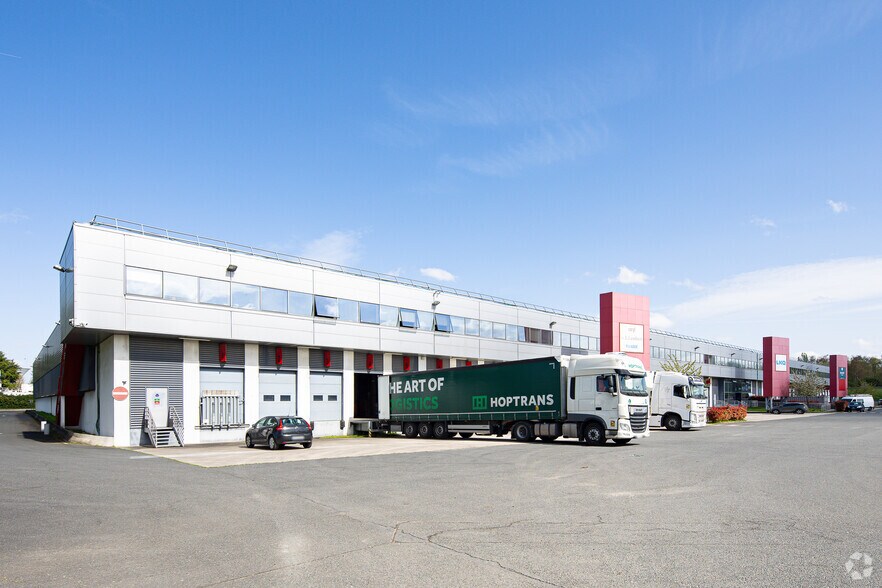 Industrial in Les Ulis for lease - Building Photo - Image 2 of 2