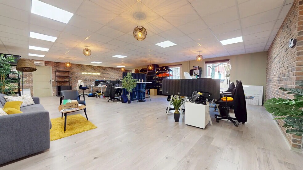 136 Chemin Du Moulin Carron, Écully for lease - Interior Photo - Image 1 of 12