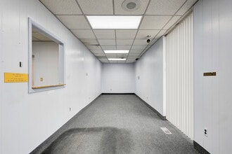 26045-26095 W 6 Mile Rd, Redford, MI à louer Photo intérieure- Image 2 de 21