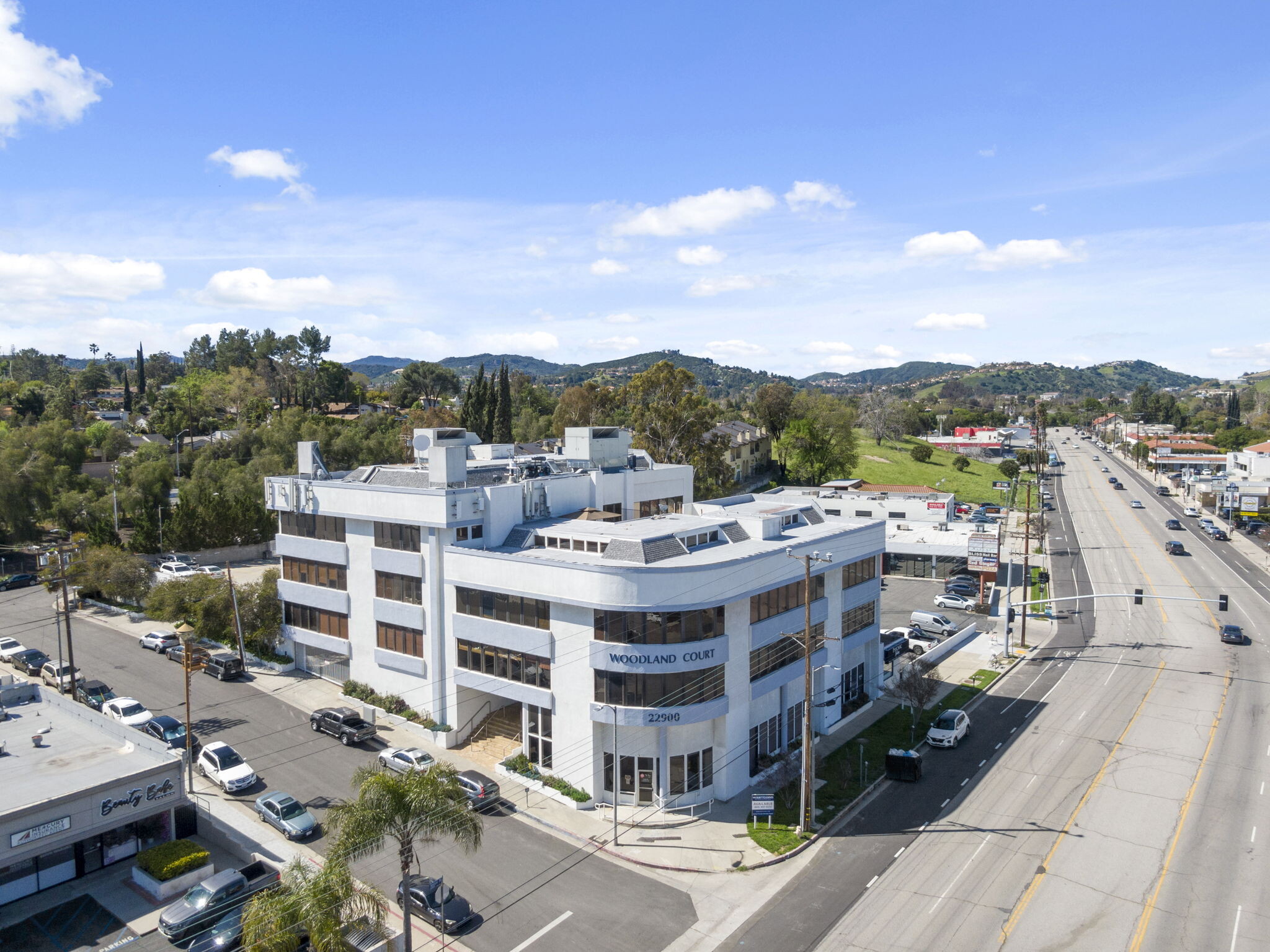 22900 Ventura Blvd, Woodland Hills, CA à louer Photo du bâtiment- Image 1 de 7