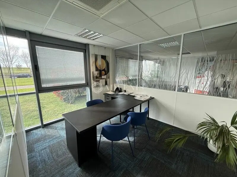 Office in Magny-le-Hongre for lease Interior Photo- Image 1 of 10