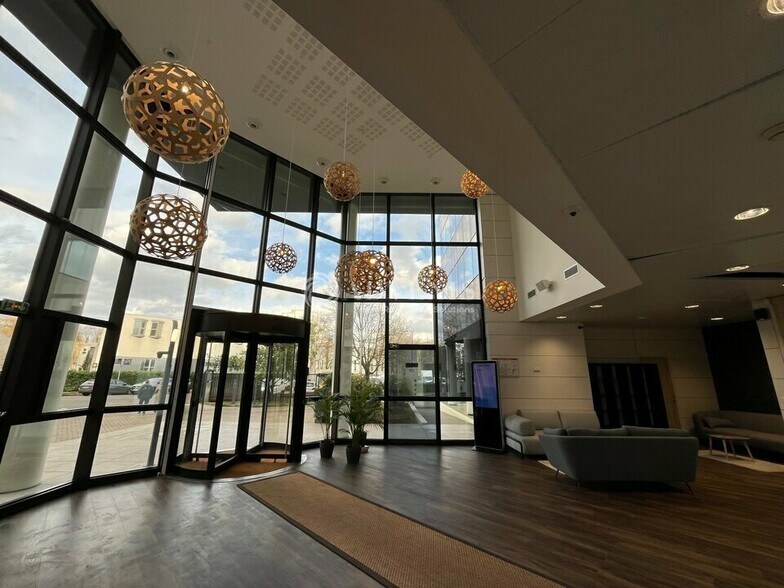 Office in Vélizy-Villacoublay for lease - Lobby - Image 2 of 9