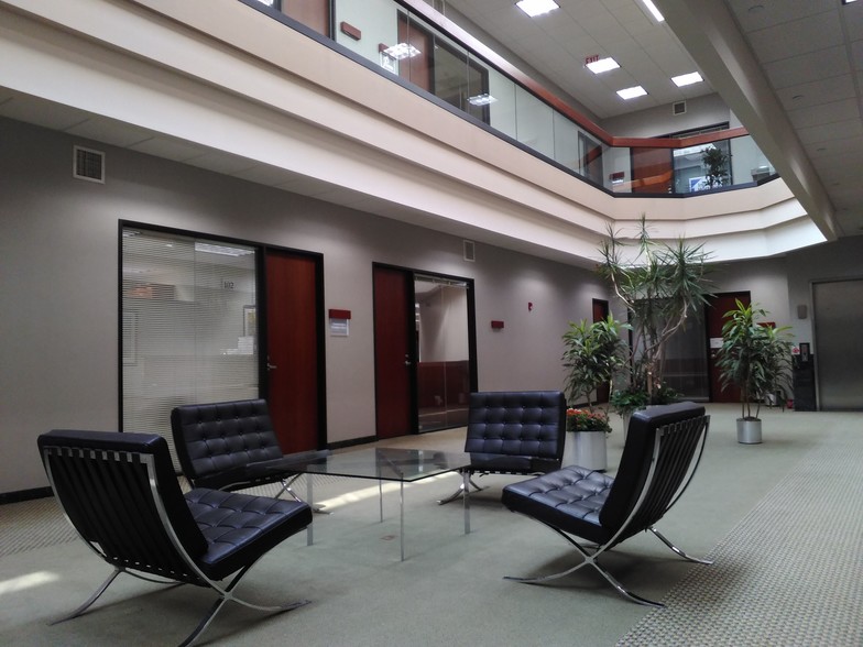 1700 Park St, Naperville, IL for lease - Lobby - Image 1 of 3