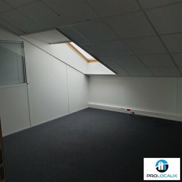 Office in Eybens for lease - Interior Photo - Image 3 of 6