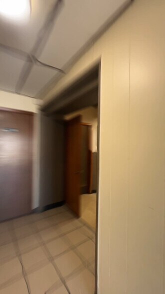 2703 S Chicago Ave, South Milwaukee, WI à vendre - Vidéo sur l’inscription commerciale - Image 2 de 78