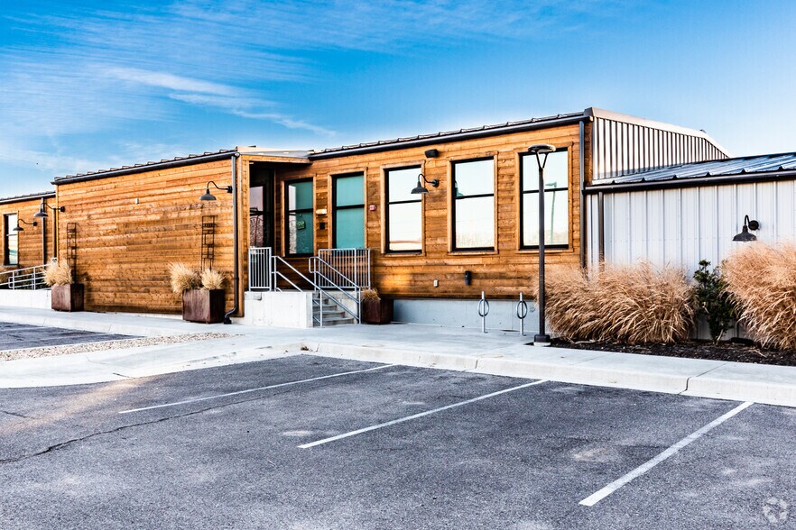 706 E 23rd St, Lawrence, KS à vendre - Photo du bâtiment - Image 2 de 16