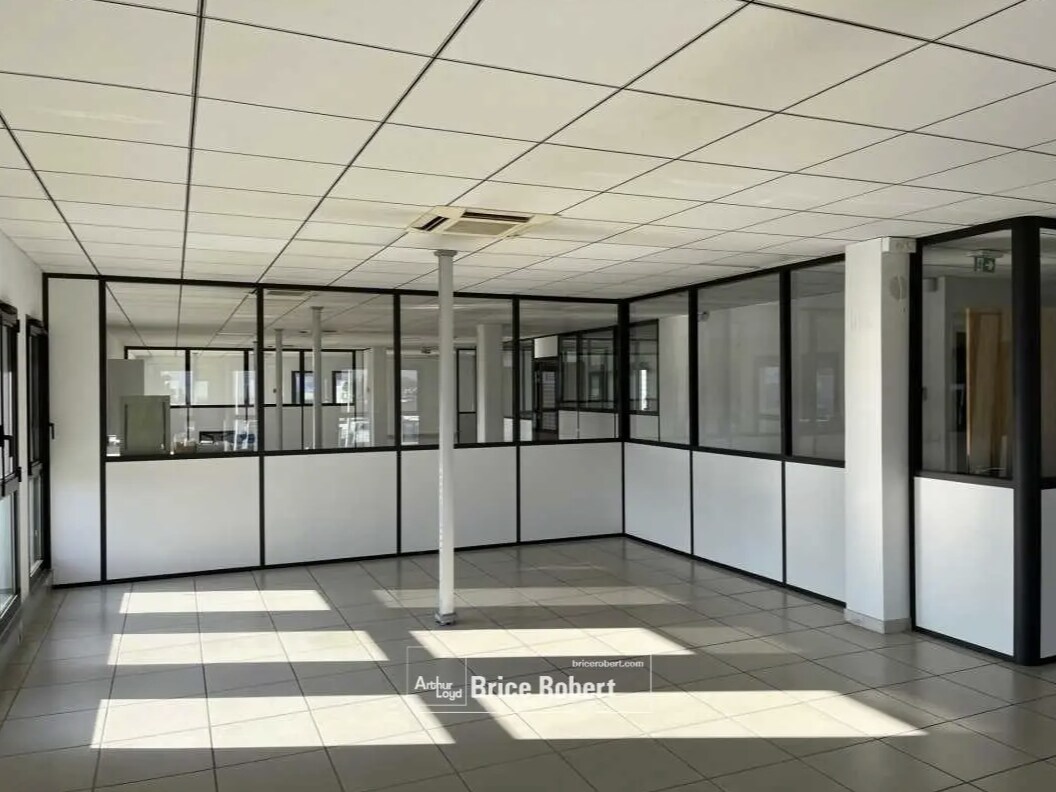 Flex in Saint-Priest for lease Interior Photo- Image 1 of 6