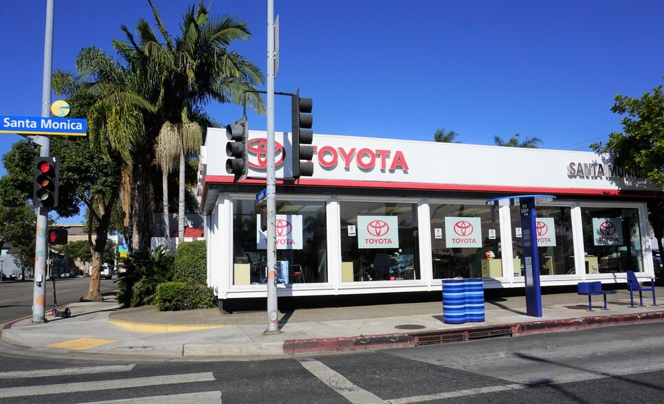 825 Santa Monica Blvd, Santa Monica, CA for lease - Building Photo - Image 2 of 12