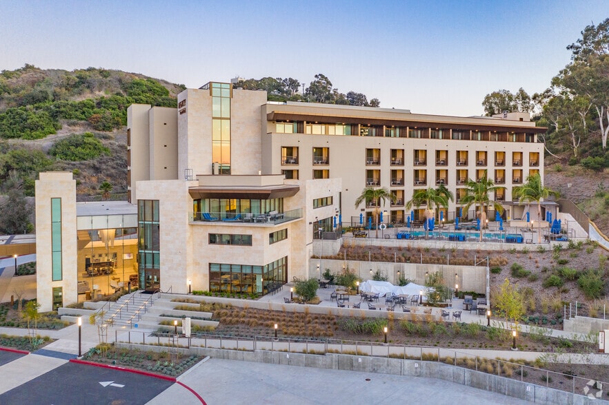 Legacy Campus portefeuille de 3 propriétés à vendre sur LoopNet.ca - Photo principale - Image 1 de 17