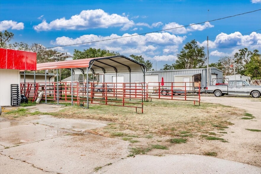 2021 E 4, Hutchinson, KS for sale - Building Photo - Image 2 of 12