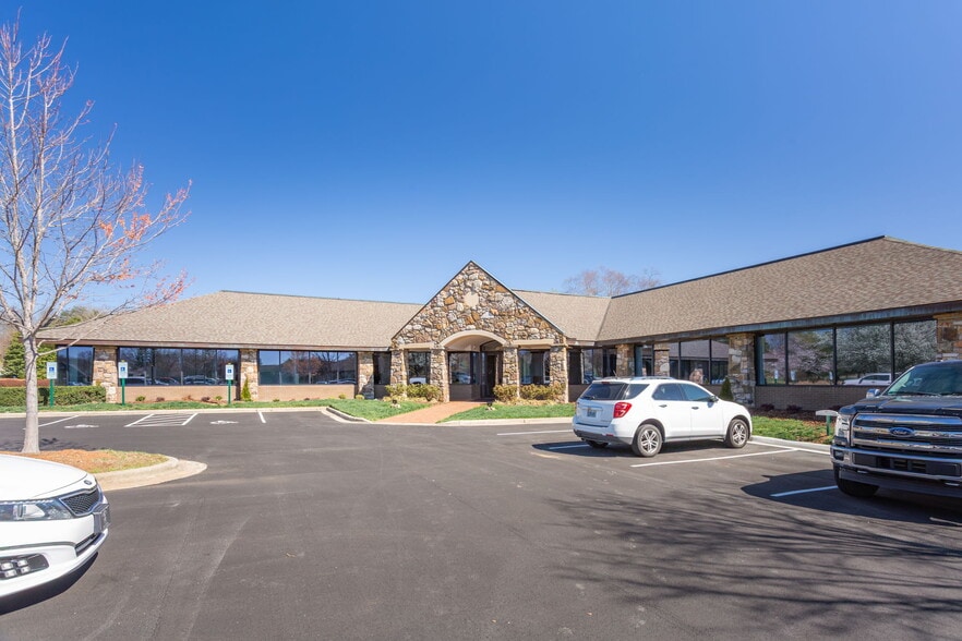 4196 Mendenhall Oaks Pky, High Point, NC for lease - Building Photo - Image 2 of 8