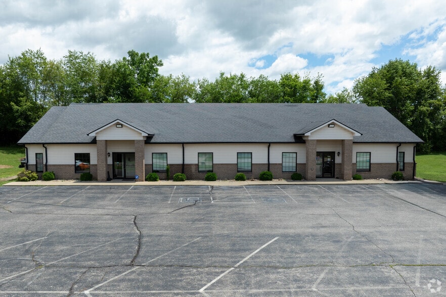 Two Commercial Properties Available portfolio of 2 properties for sale on LoopNet.ca - Building Photo - Image 2 of 16