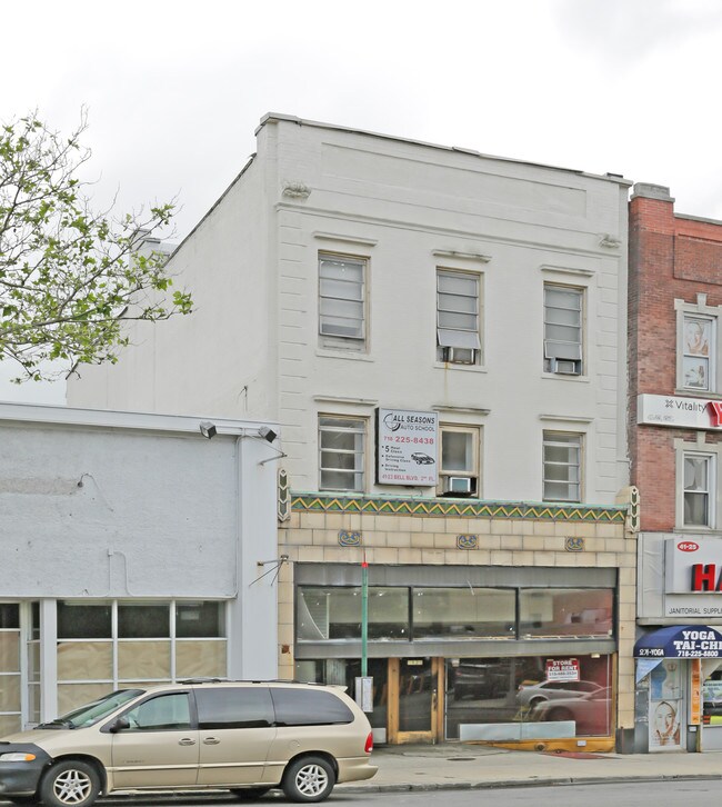 Plus de détails pour 41-23 Bell Blvd, Bayside, NY - Commerce de détail à louer
