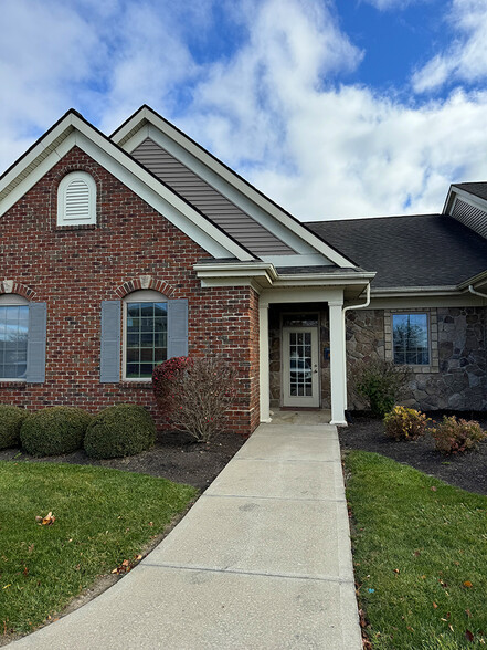 12912 Coldwater Rd, Fort Wayne, IN à louer - Photo du bâtiment - Image 1 de 11