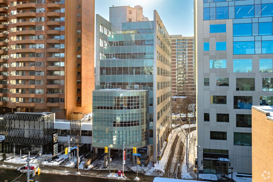 65 St Clair Ave E, Toronto, ON for lease - Primary Photo - Image 1 of 2