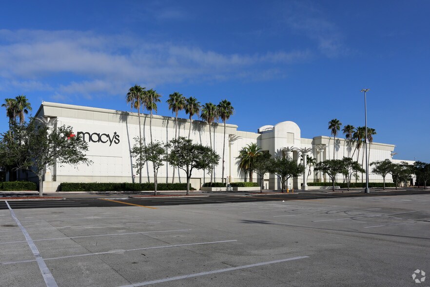 11401 Pines Blvd, Pembroke Pines, FL à louer - Photo du bâtiment - Image 3 de 5