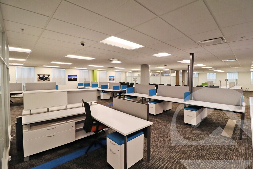 27100 W 11 Mile Rd, Southfield, MI à louer - Photo du bâtiment - Image 3 de 13