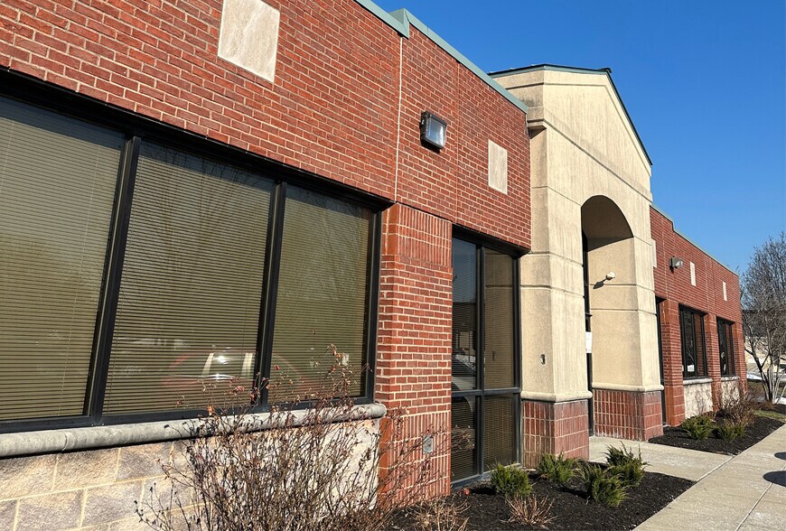 4705 Lake Forest Dr, Blue Ash, OH à louer - Photo du bâtiment - Image 2 de 7