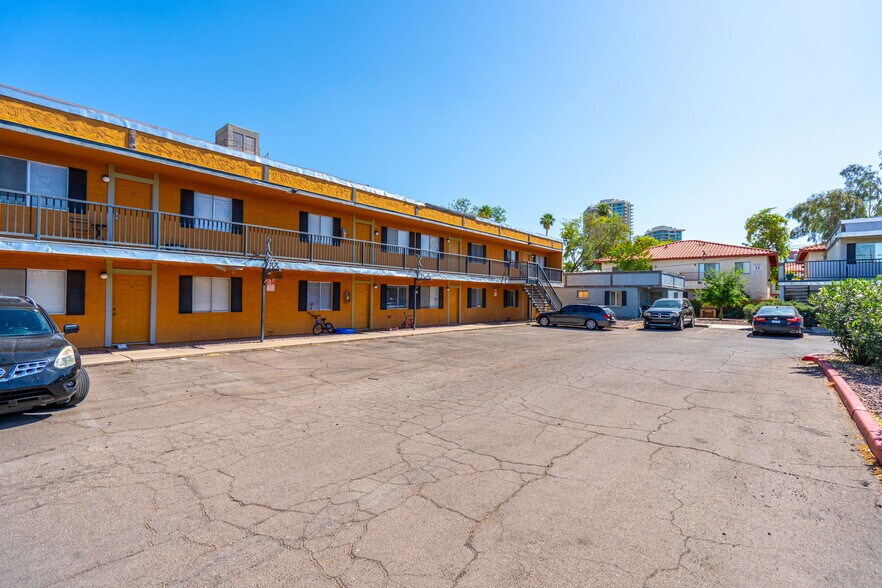 Heart of Tempe | 33-Units portefeuille de 2 propriétés à vendre sur LoopNet.ca - Photo du bâtiment - Image 3 de 21