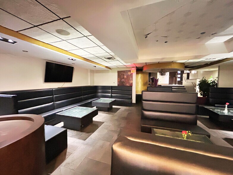 10511 82 Av NW, Edmonton, AB à vendre - Photo du bâtiment - Image 2 de 15