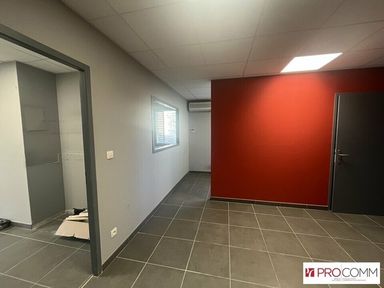 Office in Pernes-les-Fontaines for lease - Interior Photo - Image 2 of 9