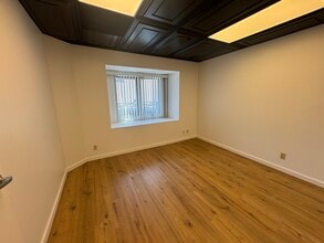 15928 Ventura Blvd, Encino, CA à louer Photo du bâtiment- Image 1 de 2