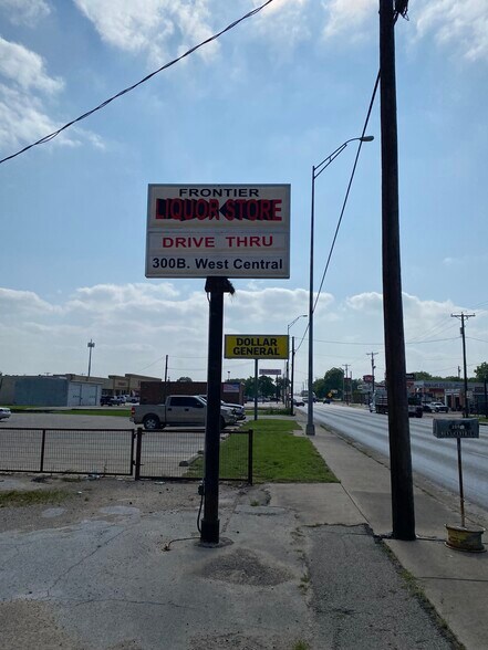 300 W Central Ave, Comanche, TX à vendre - Photo du bâtiment - Image 2 de 11