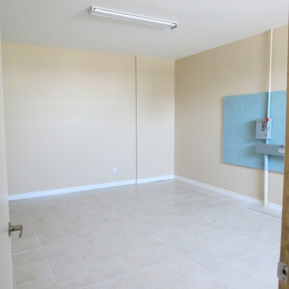 100 Industrial Ave, Carleton Place, ON for lease - Interior Photo - Image 2 of 5
