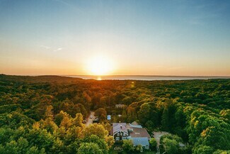 Plus de détails pour 90 Manaquayak Rd, West Tisbury, MA - Services hôteliers à vendre