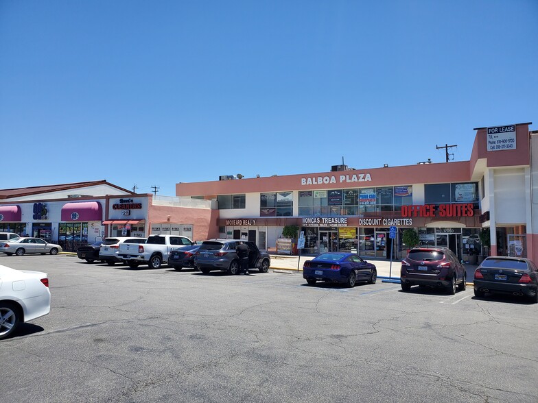 17050 Chatsworth St, Granada Hills, CA for lease - Building Photo - Image 1 of 2