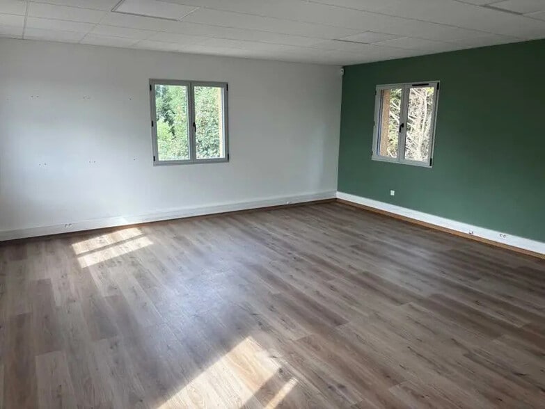 Flex in Messimy for lease - Interior Photo - Image 3 of 8