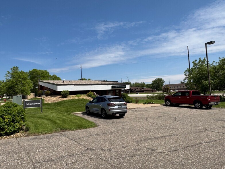 2110 9th St E, Glencoe, MN à louer - Photo du bâtiment - Image 2 de 8