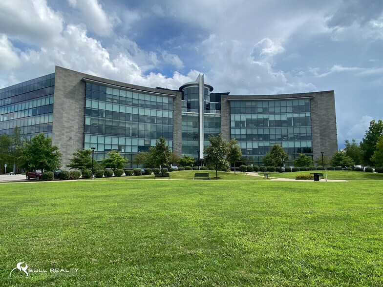 1648 McGrathiana Pky, Lexington, KY à vendre - Photo du bâtiment - Image 2 de 3