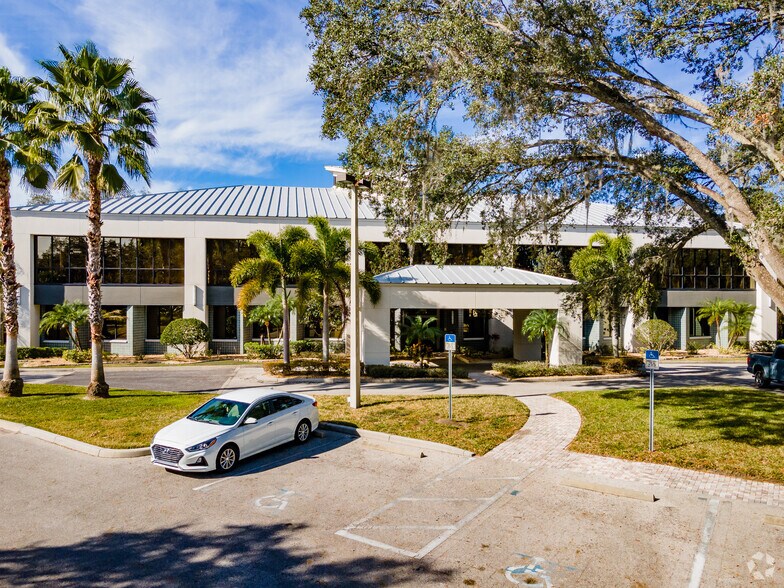 3812 Coconut Palm Dr, Tampa, FL à louer - Photo du bâtiment - Image 3 de 7