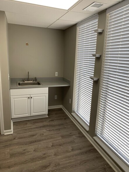 29800 Harper Ave, Saint Clair Shores, MI à louer - Photo du bâtiment - Image 2 de 3