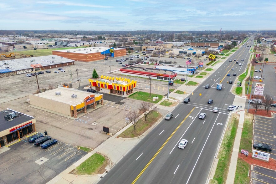 32600 John R Rd, Madison Heights, MI for lease - Building Photo - Image 3 of 9