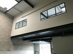 Flex in Les Pavillons-sous-Bois for lease Interior Photo- Image 2 of 6