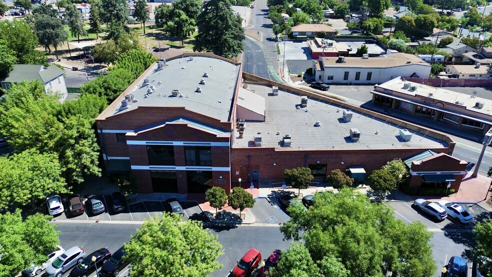 711 N Court St, Visalia, CA à vendre - Photo du bâtiment - Image 2 de 23