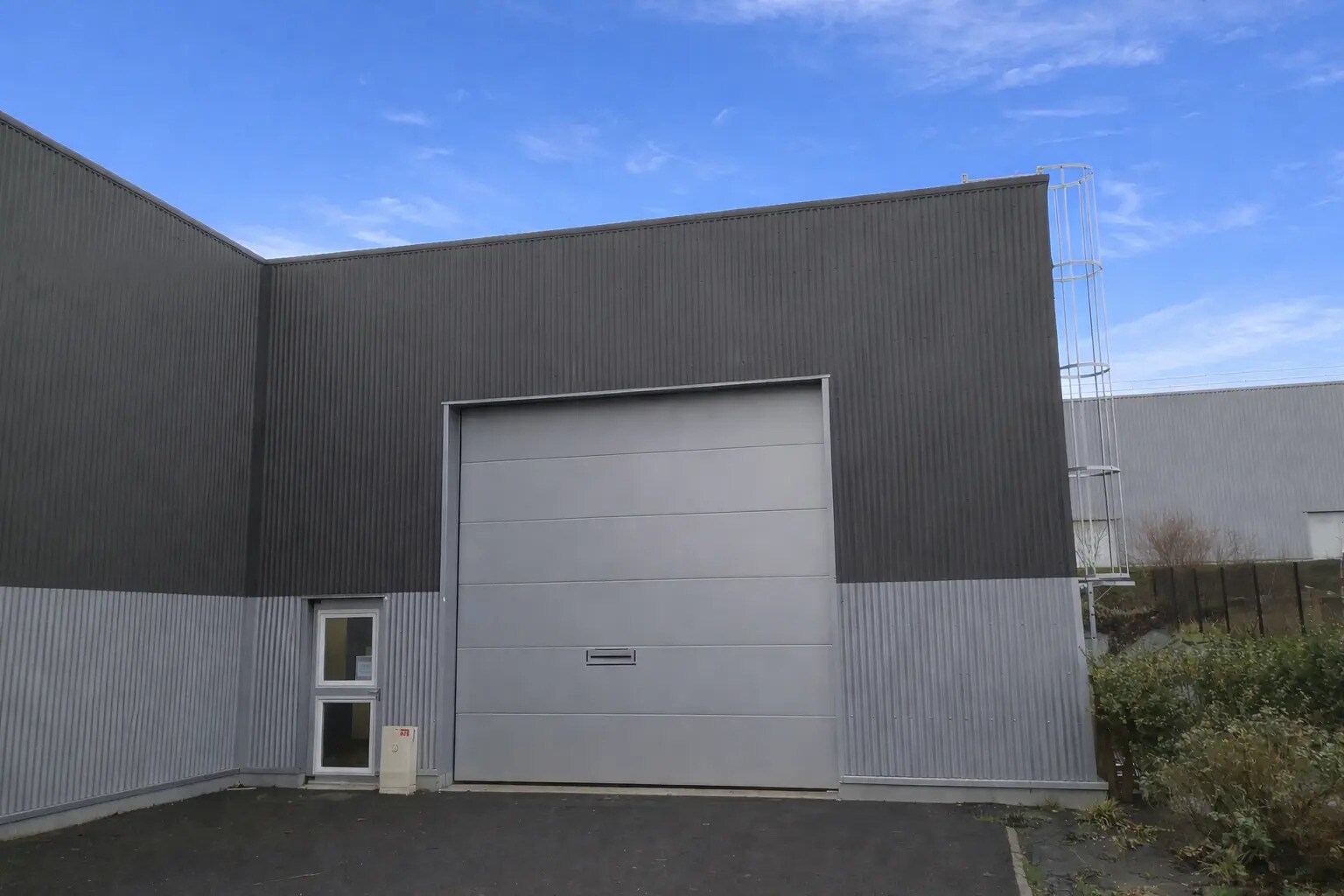 49 Rue Du Commerce, Cormontreuil for lease Primary Photo- Image 1 of 11