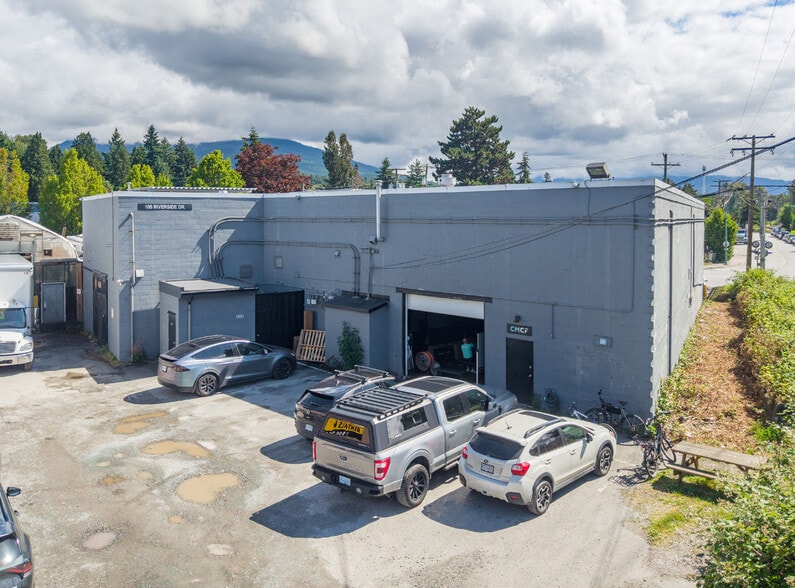 101-103 Riverside Dr, North Vancouver, BC à vendre - Photo du bâtiment - Image 3 de 11