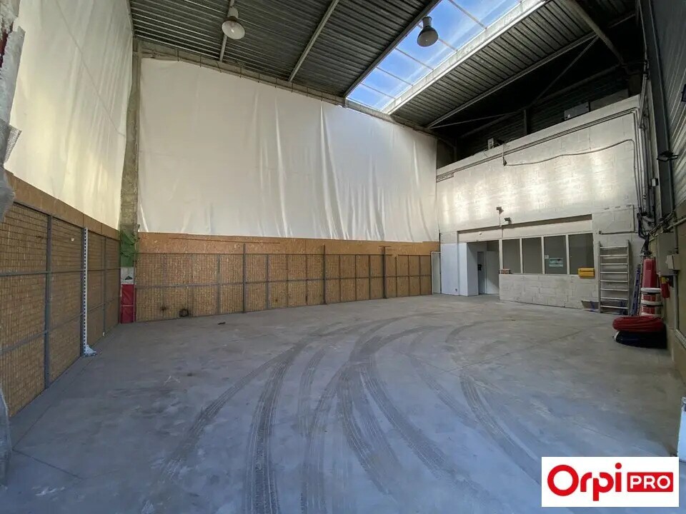 Flex in Morangis for lease Interior Photo- Image 1 of 7