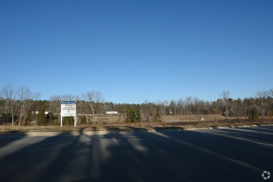 1005 Mallard Oaks Dr, Charlotte, NC à vendre - Photo du bâtiment - Image 2 de 2